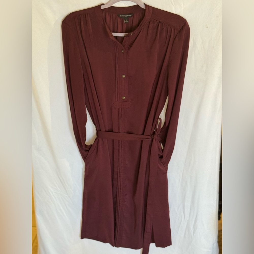 Banana Republic Burgundy Satin double pocket, t-shirt, Dress size 12